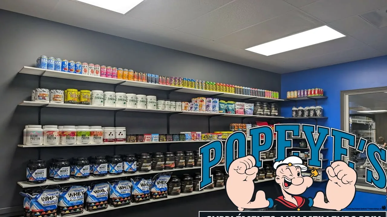 Rayonnages de protéines, de créatine et de boissons énergisantes du comptoir Popeye’s, à l’intérieur du Centre Énergym